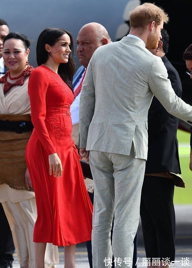 紧身裤|梅根越来越高调, 再穿红色却很显白, 搭配紧身裤和新发型美得惊艳!