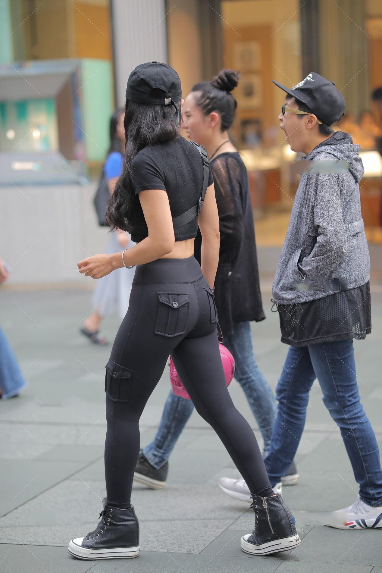 设计|工装风的运动裤, 搭配黑色短袖, 又酷又休闲