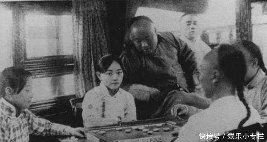 美的|清朝罕见老照片青楼女子陪客人打麻将,最后一张美的不可方物!