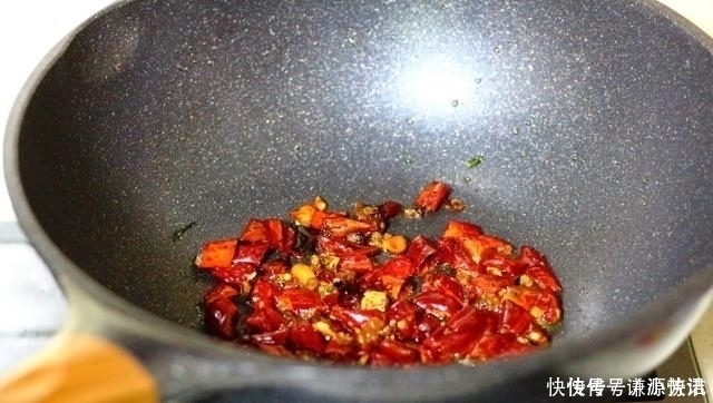 营养|一家三口的晚餐,4道家常菜荤素搭配,开胃又下饭,好吃又营养