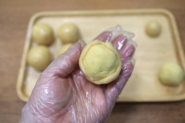 美味|黑芝麻酱绿豆沙月饼还真好吃，说啥也得试一试，歪打正着的美味