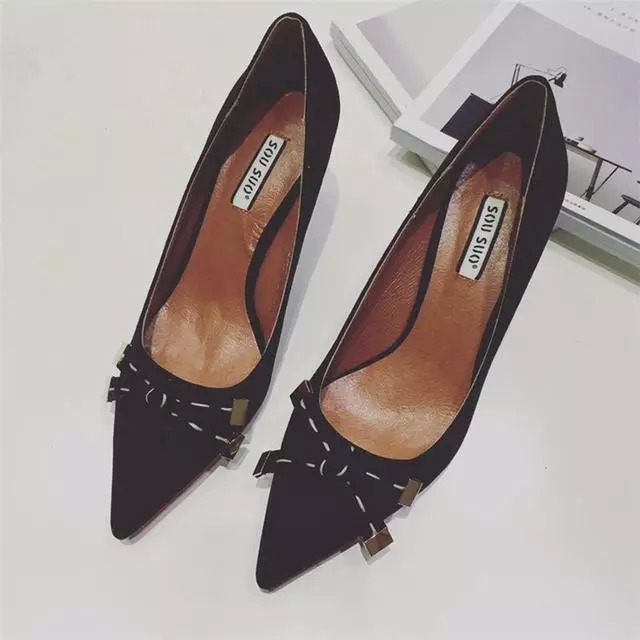 一双百搭的黑色高跟鞋, 让你简约当中透露着一丝温柔的气息