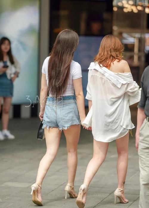 街拍：路人街拍，白皙性感的大长腿，美的妖娆动人