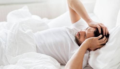 |沙雕动画!搞笑:饿的头晕的我,被校长一巴掌拍晕倒地!