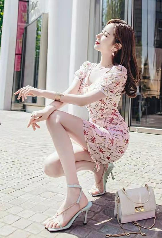 性感|浅粉色的连体包臀裙,枫叶印花设计的雪纺裙子,时尚性感气质绝伦
