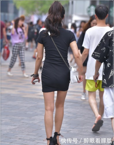 连体裙 黑色修身连体裙搭配白色包包,时尚精致,简约大方