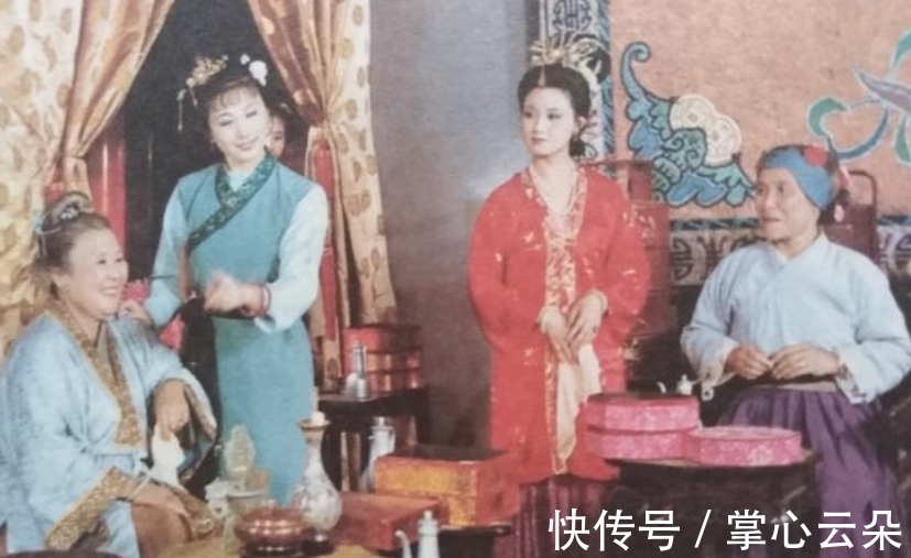 贾母!刘姥姥喊贾母老寿星,贾母回应三个字,将她的高贵大气一展无余