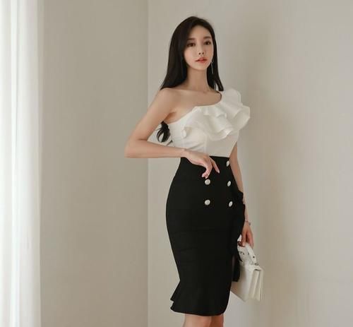 小姐姐|小姐姐展现完美身姿，欧式斜肩褶浪优雅鱼尾裙，衬托出满满的风情