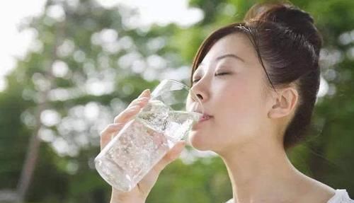 喝茶|早晨起床后，多数人都喜该样子喝水，对肾脏伤害很大！