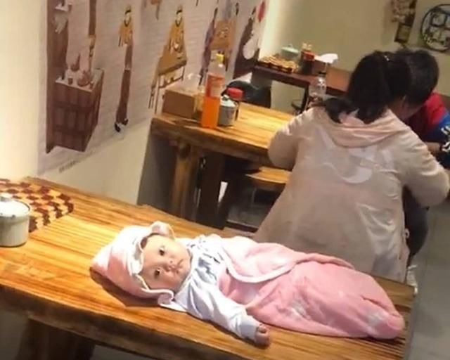 隔壁|“生无可恋”宝宝走红，被父母放在隔壁桌，网友孩子捡来的