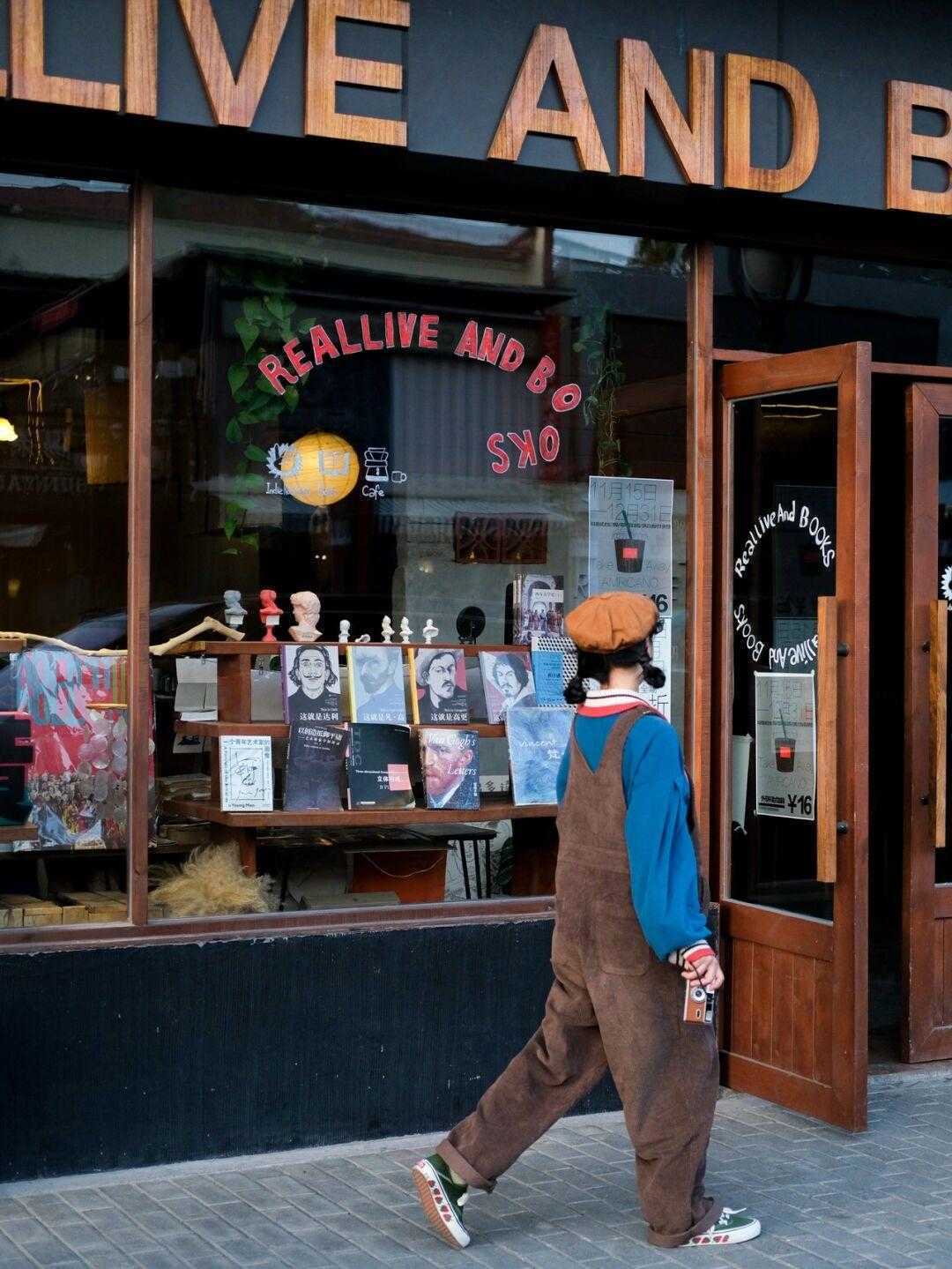 条绒|背带裤才是yyds!时髦精都爱这样穿搭,让你年轻10岁都不止