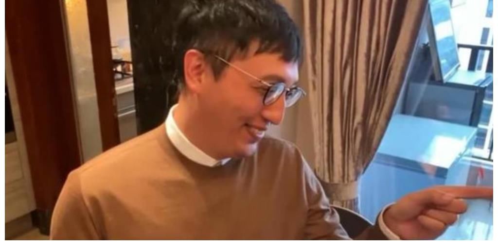 记者|主持人华少变身记者报道台风,在现场淋雨播报,遭到网友调侃降级