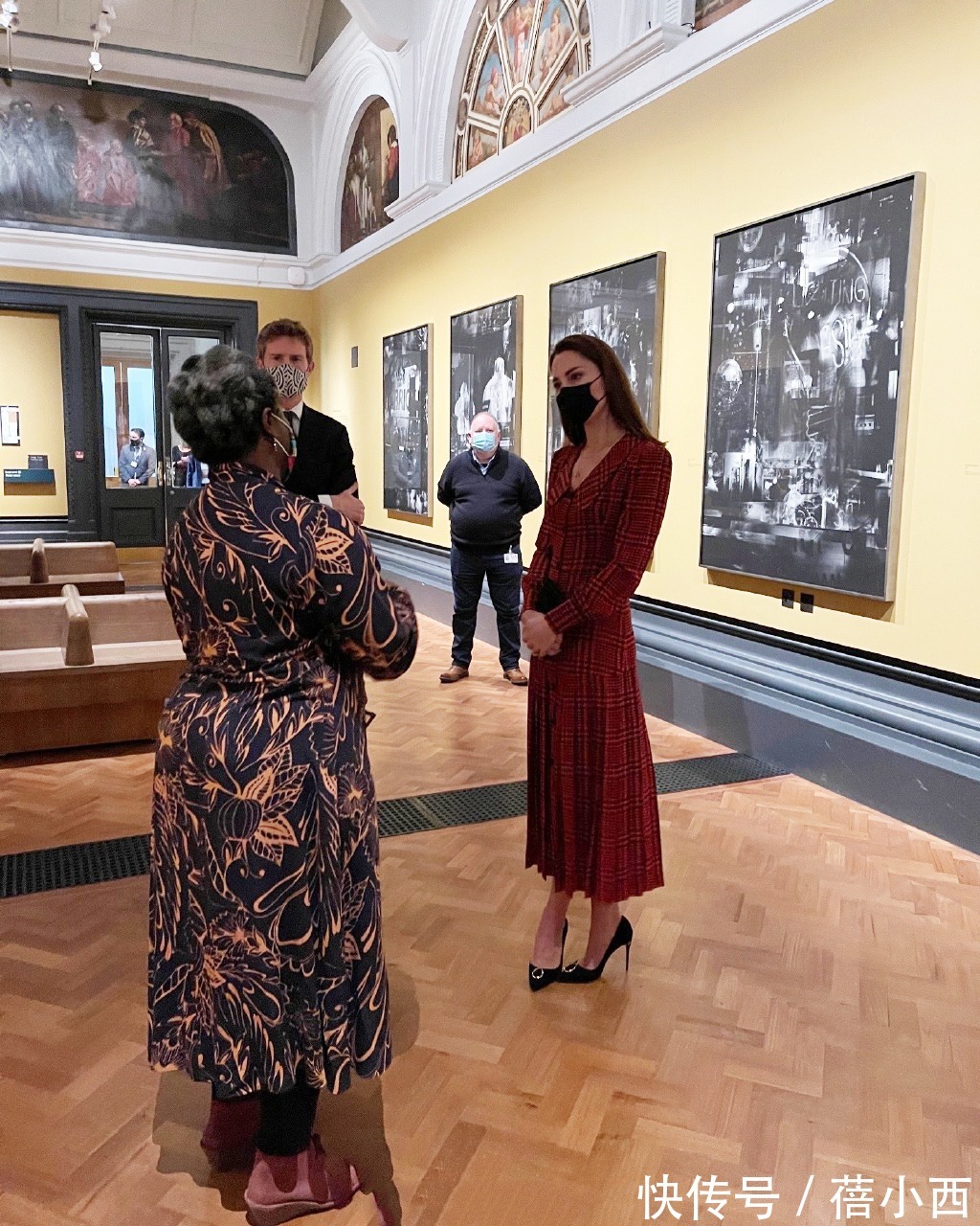 时髦|凯特王妃真是优雅的代表,穿格纹连衣裙配长卷发,十分气质又显贵