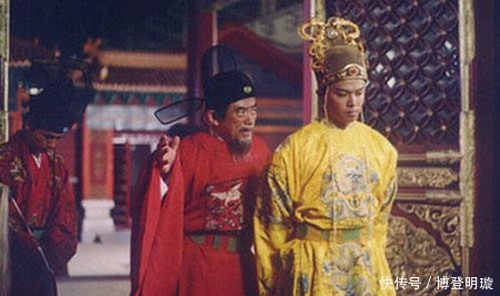 朝廷|明朝无赖王爷，官员跪求其犒军退敌，他却说：没钱，把椅子卖了吧