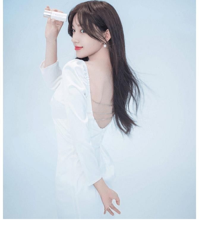 程潇穿露背装拍大片,气质大变引起热议,