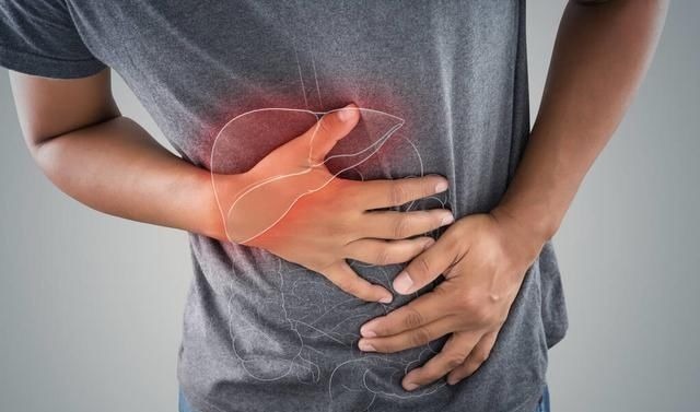 小便短赤|48岁男子误以为肩周炎，却查出肝癌肩膀若突现这1症状，别拖延