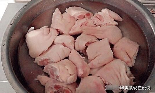 腥臭味|炖猪蹄怎么做才没腥味?学会3个窍门,猪蹄香浓不腥,肉质软烂