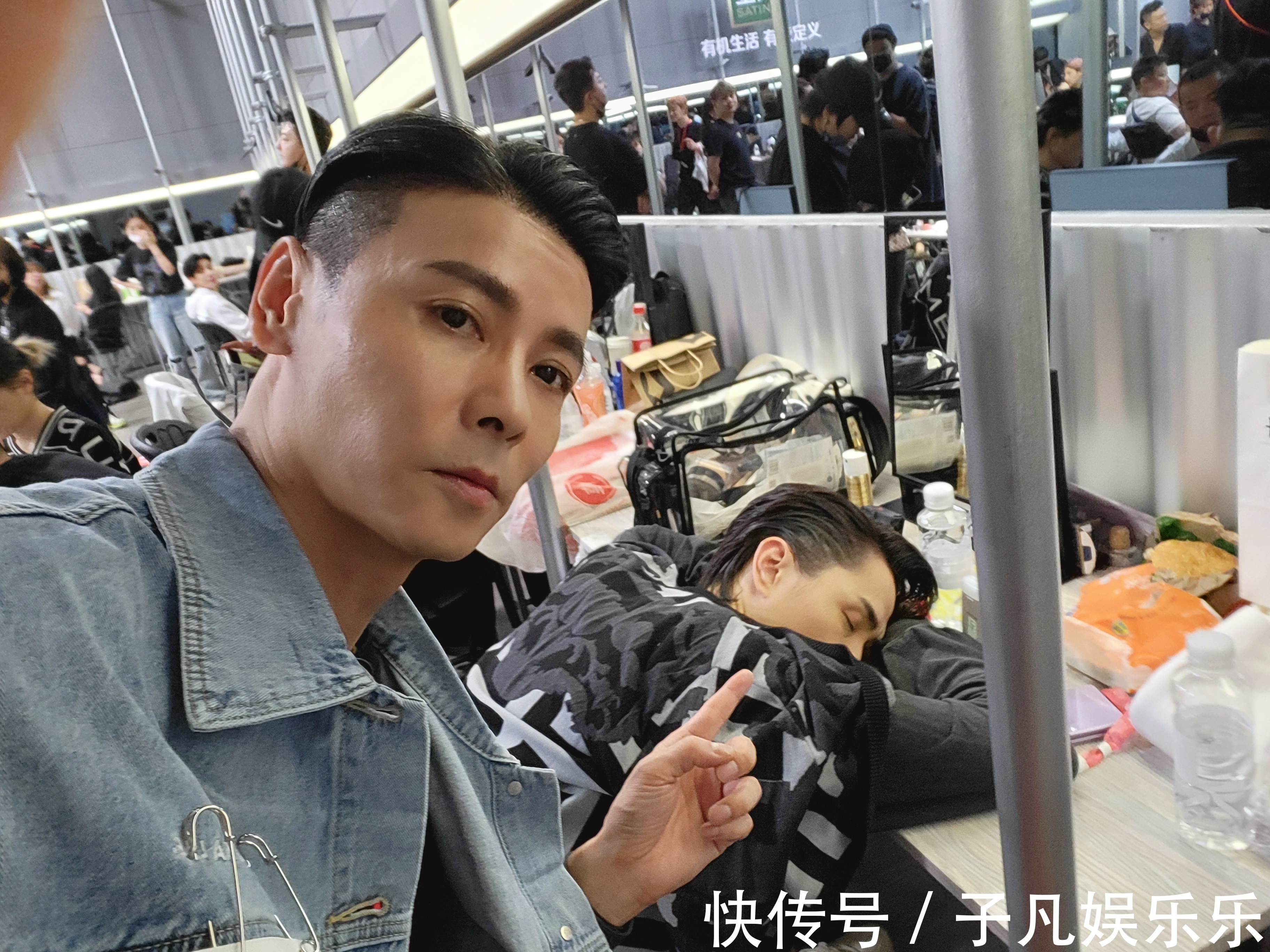 網(wǎng)友艷福不淺,《披荊斬棘的哥哥》哥哥們手機(jī)相冊(cè)私照曝光