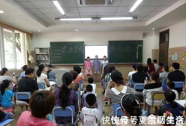 妈妈|去参加孩子家长会,妈妈最好别穿这3种衣服,否则会让孩子成笑柄