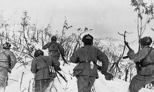 指导员|志愿军缴获几桶黑色粉末，用来当路标用，为何首长听后却心疼不已