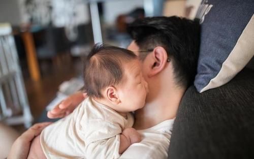 睡眠|哄睡一小时醒来分分钟,“落地醒”的宝宝太磨人!教你正确应对