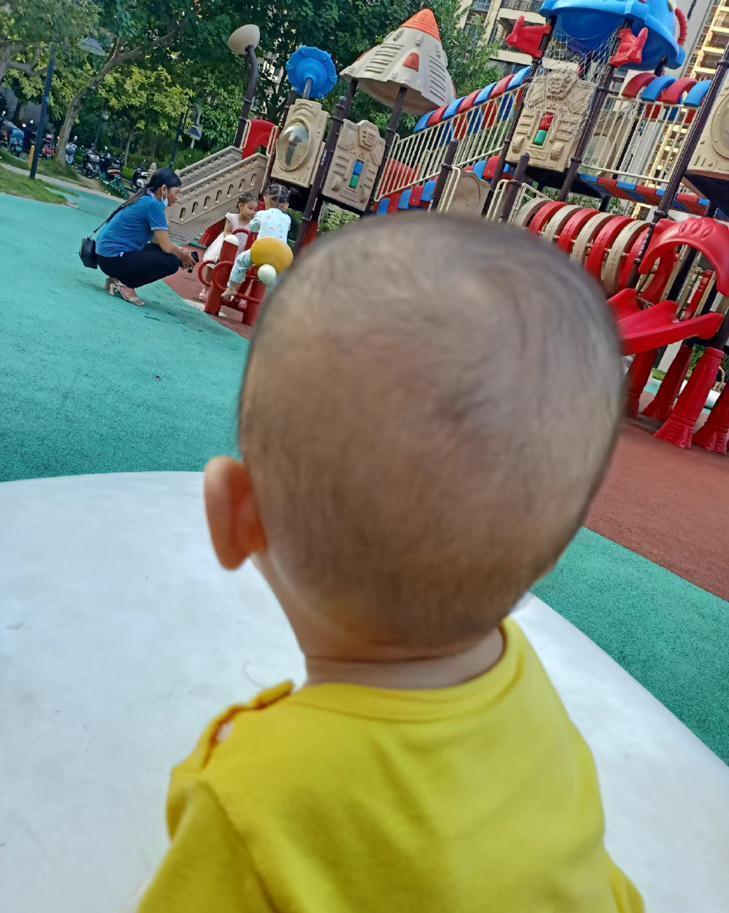 小男孩|2岁“超早熟男生”坐高铁,抱着小姐姐就不撒手,分别后崩溃痛哭