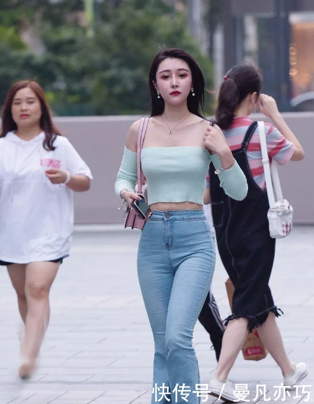 炎炎夏季,小姐姐一字肩短衫+高腰阔腿裤搭配,青春减龄显知性魅力