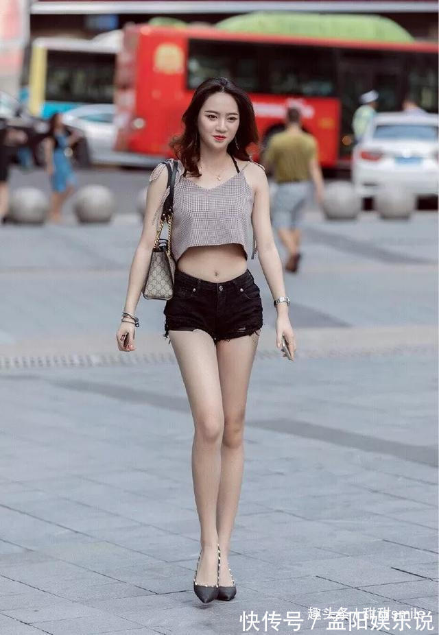 大长腿|美女搭配一双高跟凉鞋,非常的显高和气质,穿上之后可以提升气质