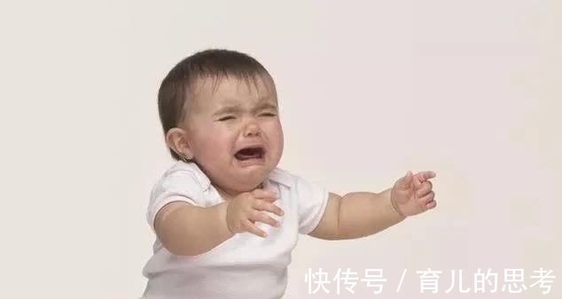 妈妈|为什么宝宝被骂哭后,还会伸手让妈妈抱?原因让人很心疼
