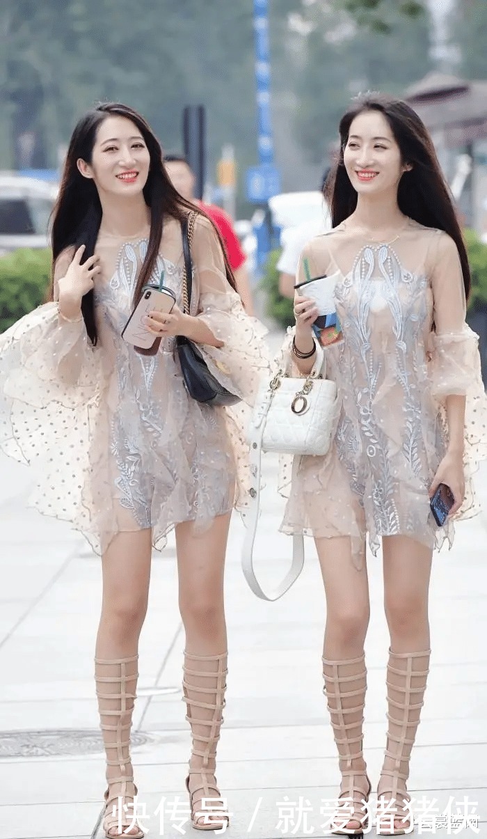 兰芷蕙心,明眸皓齿,雪纺连衣裙配个性长靴演绎的唯美并蒂仙莲