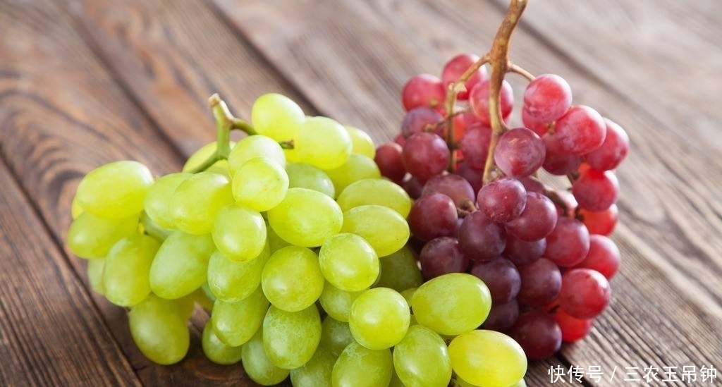 比不|葡萄只用清水洗,比不洗还脏,教你一招,脏东西自动跑出来