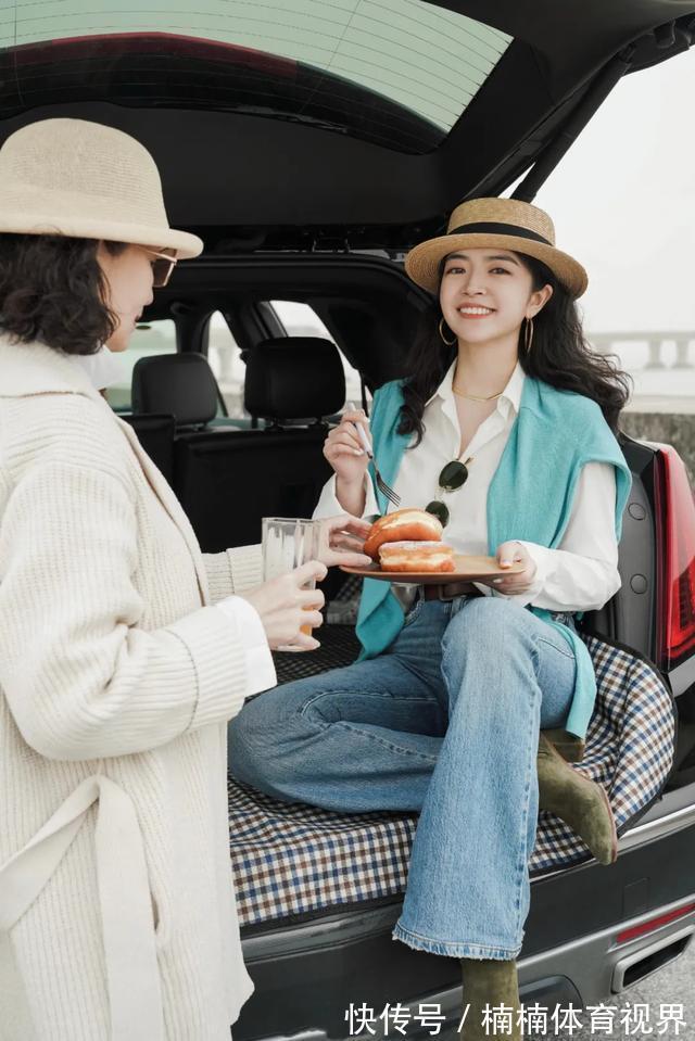 晓晓 中年女人旅游少披花丝巾，太俗了，学三木母女素雅一点更显气质