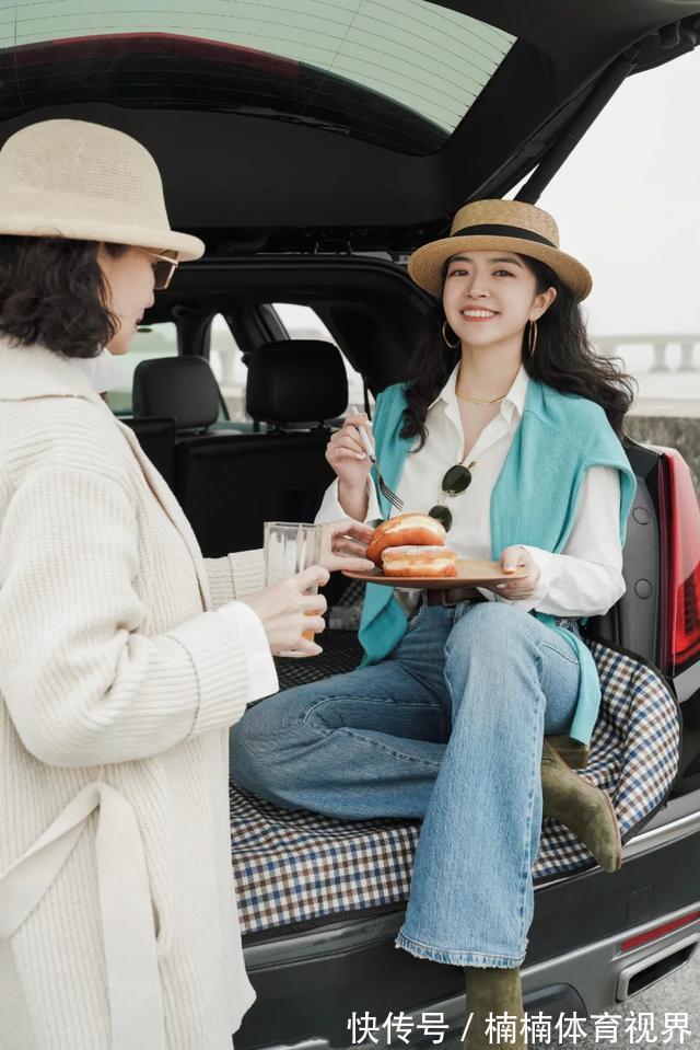 晓晓 中年女人旅游少披花丝巾,太俗了,学三木母女素雅一点更显气质