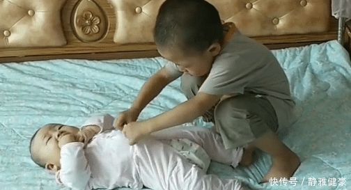 妹妹|4岁哥哥照顾妹妹起居火了,这大概是全网“混得最牛”的二胎