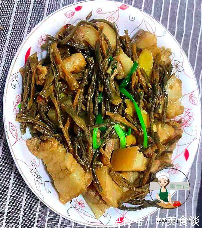 豇豆|夏天这蔬菜多买点，晒干囤起来，泡一泡，切段焖五花肉，越嚼越香