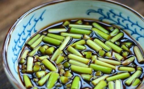  爽口|蒜苔别再炒着吃，试试这样腌蒜苔，爽口开胃的下饭菜，久放不坏