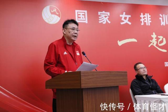 大合影|破案了!女排大合影站C位的人大有来头,谁也不敢“夹带私货”了
