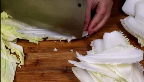 炒大白菜时,马上下锅就错了!大厨教你一招,鲜嫩脆爽、不出水