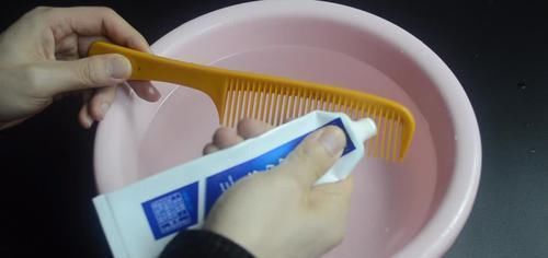 在梳子上涂抹牙膏,作用真厉害,我也是刚知道,快回家试一试