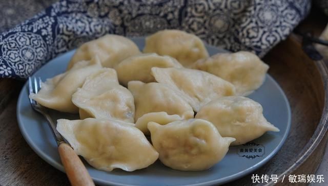 第一次用它来包饺子,超乎想象的好吃,皮薄大馅,个顶个的鲜