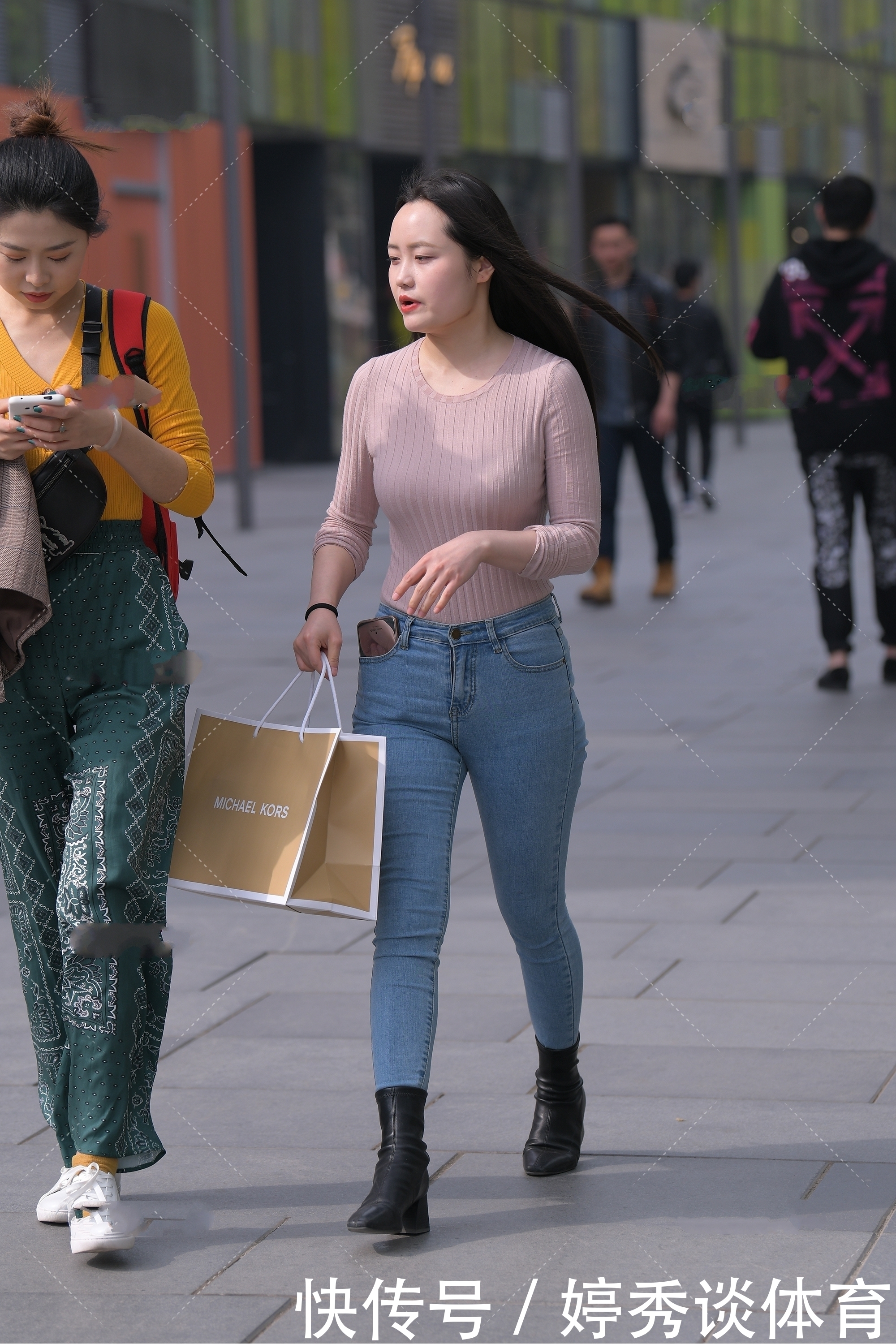 针织衣 淡粉色修身针织衣搭配牛仔裤,青春减龄,舒适有型