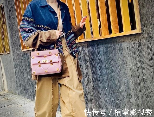 valentino 偷师INS网红的时髦拍照秘诀,原来是因为背了这只包!