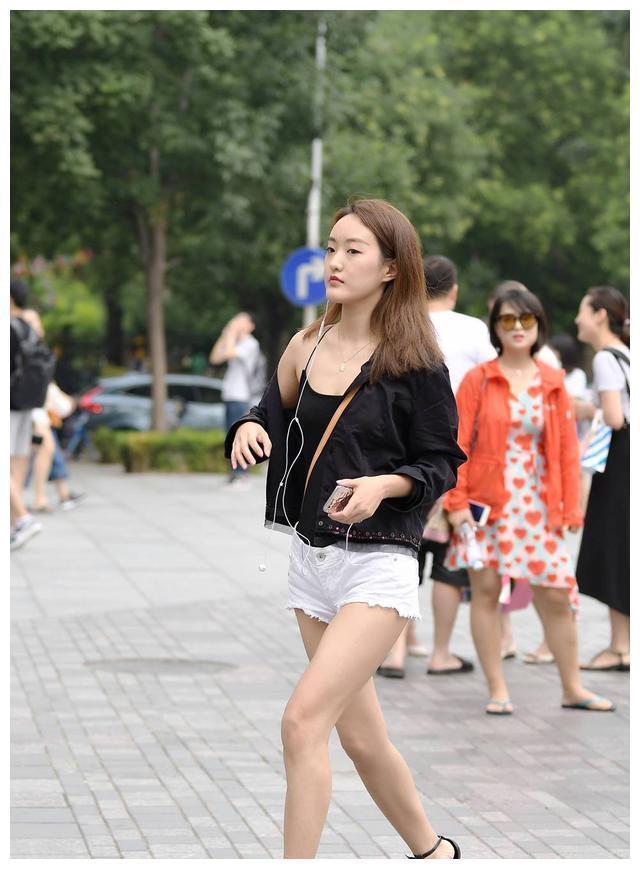 苗条 白色毛边牛仔短裤,搭配一字带细跟鞋,适合苗条身材的女生