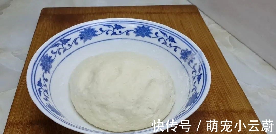 案板|3勺清水，1斤面粉，淋上鸡蛋液，教你做创意早餐饼，比葱油饼好吃