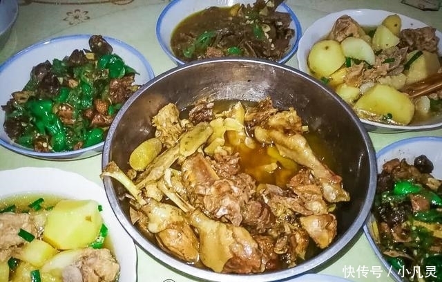 待客|农村人待客就是实在,7个菜全是大碗装,9个人都没吃完!