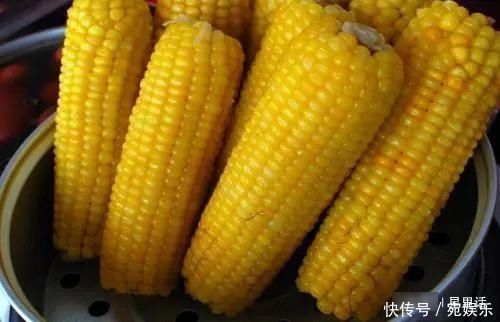 玉米不要再用清水煮了,加以下2种料,煮出来的玉米软糯又香甜