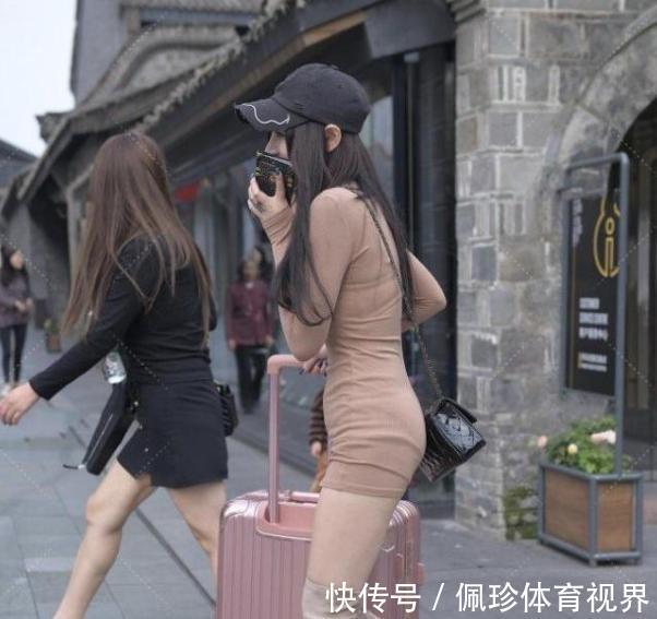长靴 卡其色修身连衣裙搭配黑色鸭舌帽,简单时尚,气质迷人