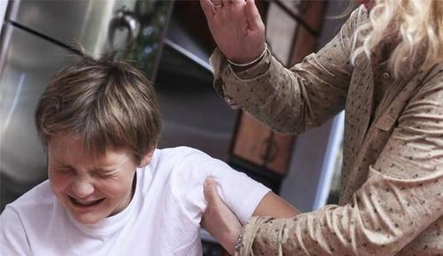 教育方式|“13岁被妈妈脱裤子打,全班围观”:多少娃,毁在了羞辱式教育