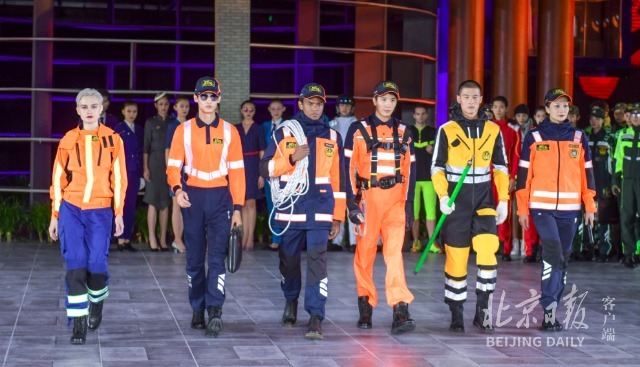 走秀|2021北京时装周开幕!消防员、环卫工、乘务员登台走秀
