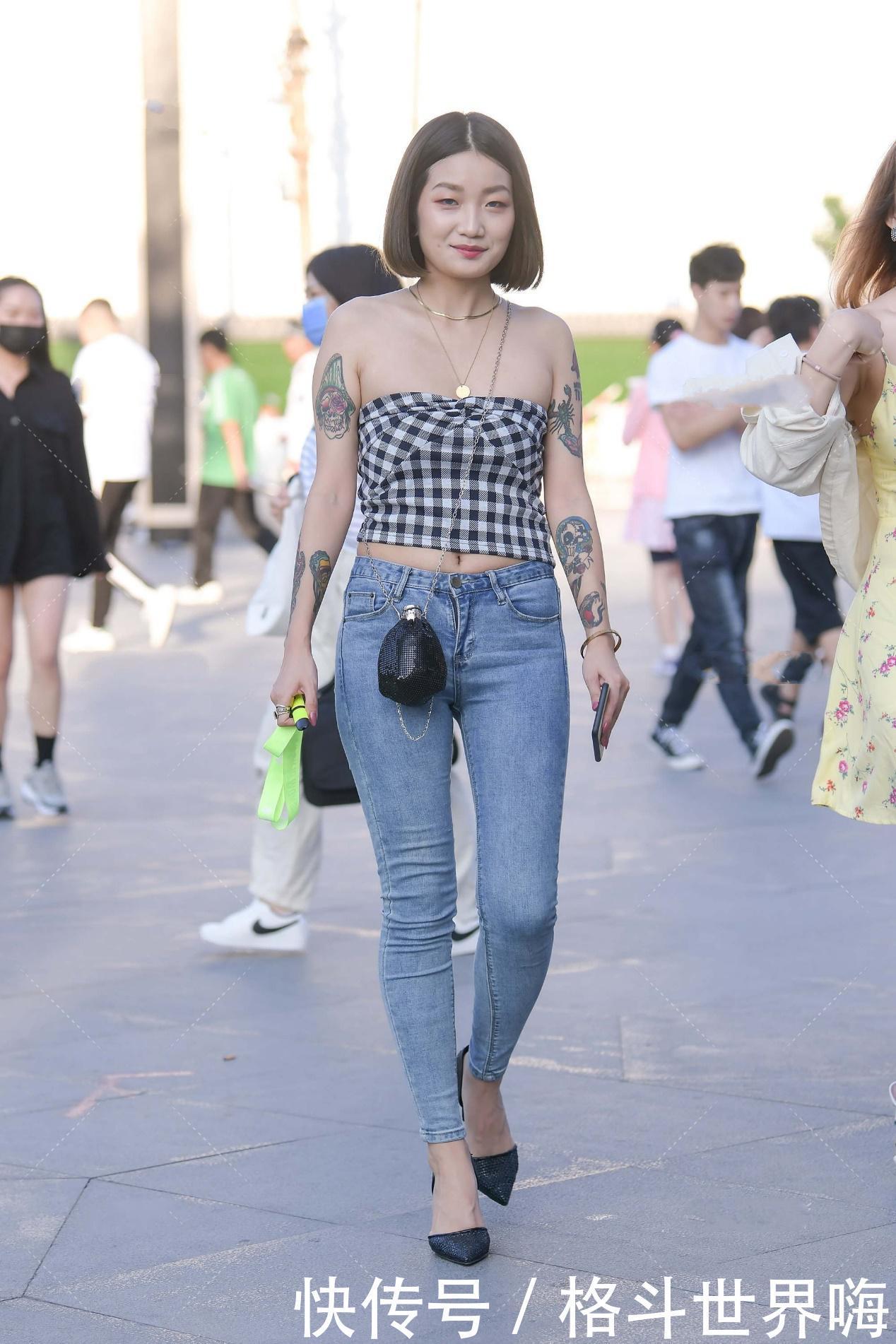 经典|经典的黑白格子设计的上衣,搭配牛仔裤休闲又时尚